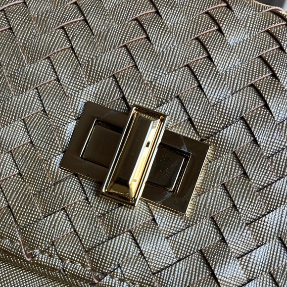 Deux Lux Convertible Crossbody Clutch Bag in Woven Metallic Gold Vegan Leather - Picture 5 of 15